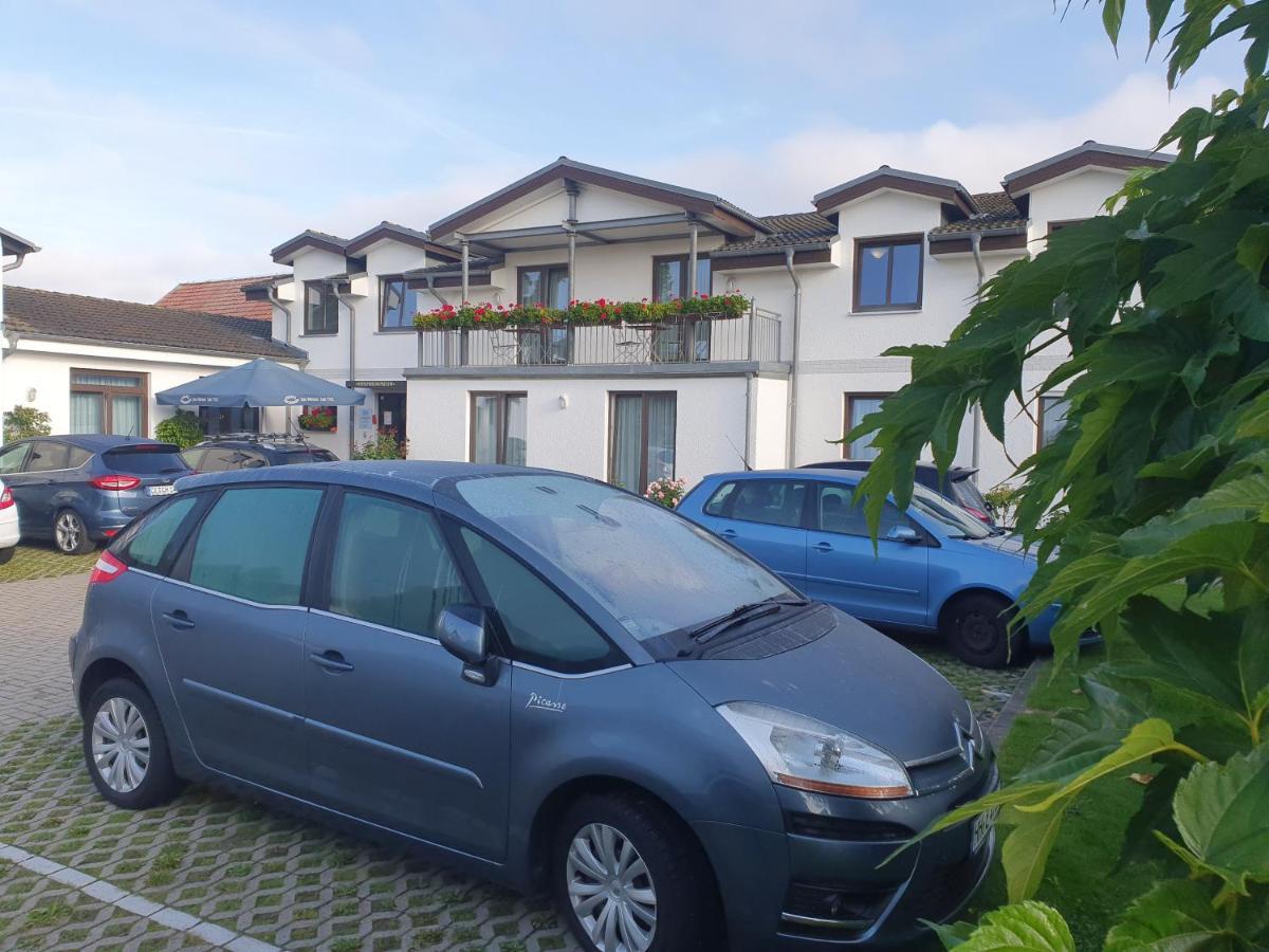 Hotel-Pension Pastow Garni Broderstorf Экстерьер фото