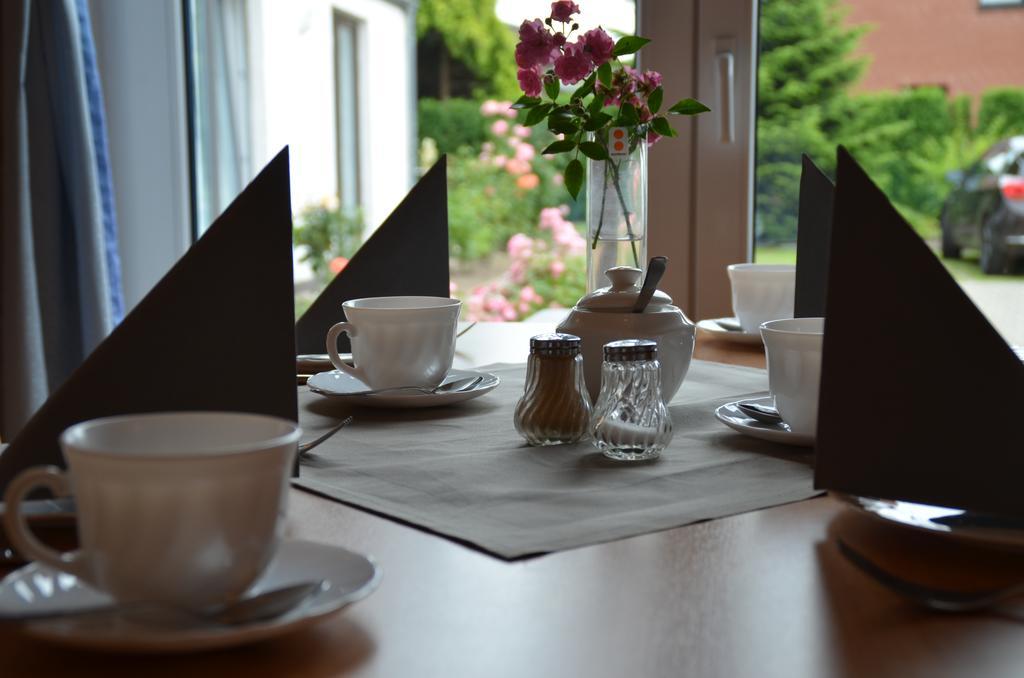 Hotel-Pension Pastow Garni Broderstorf Экстерьер фото
