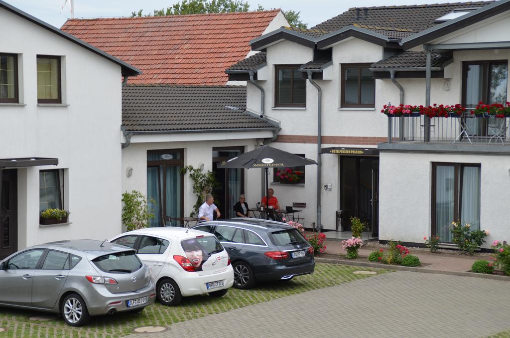 Hotel-Pension Pastow Garni Broderstorf Экстерьер фото
