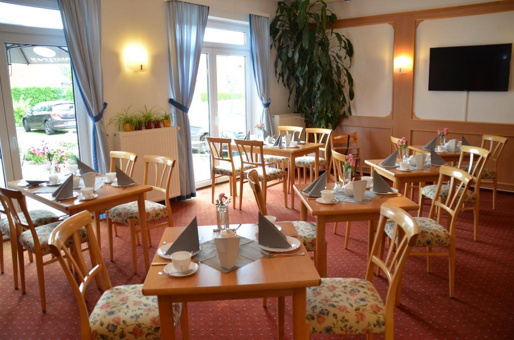 Hotel-Pension Pastow Garni Broderstorf Экстерьер фото