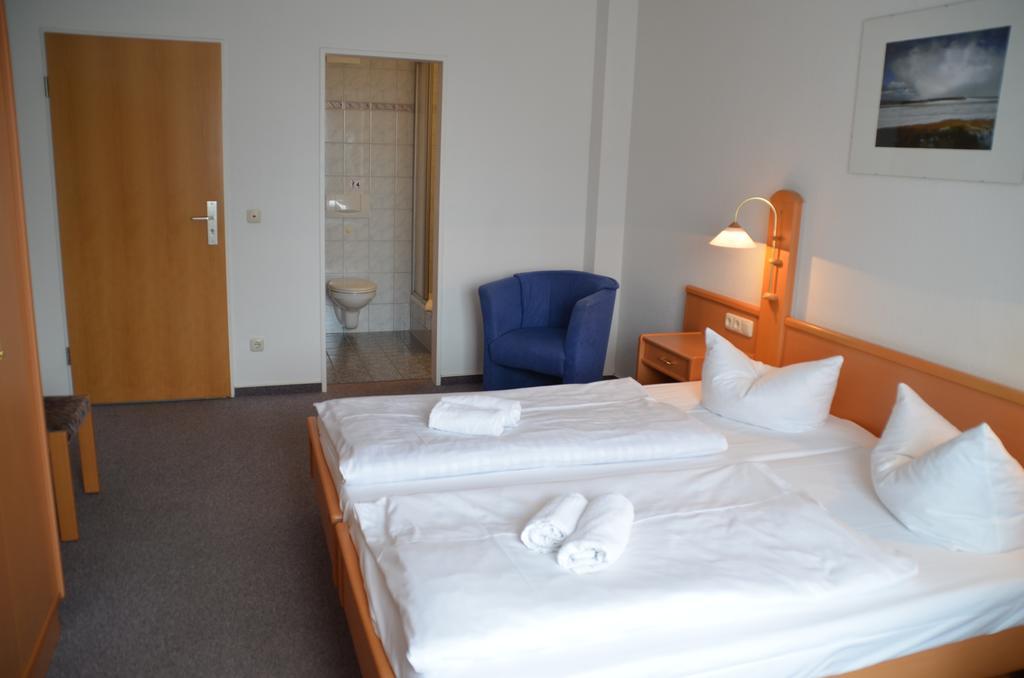 Hotel-Pension Pastow Garni Broderstorf Экстерьер фото