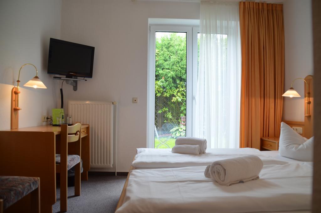 Hotel-Pension Pastow Garni Broderstorf Экстерьер фото
